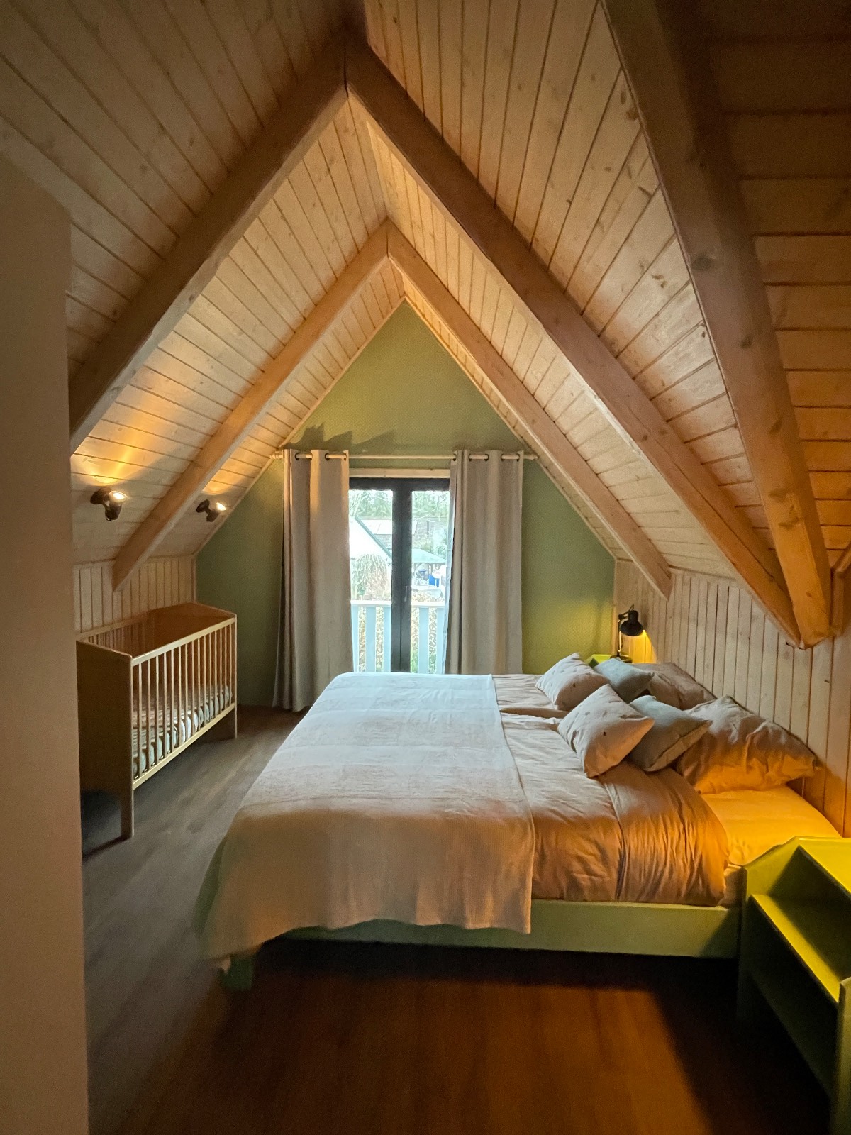 Slaapkamer 2 met kinderbedje