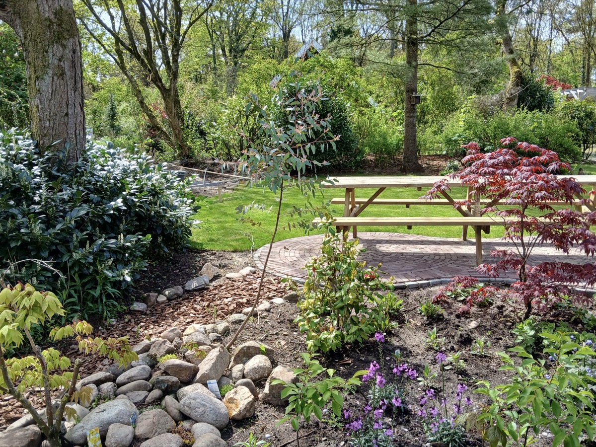 De tuin met de picknicktafel