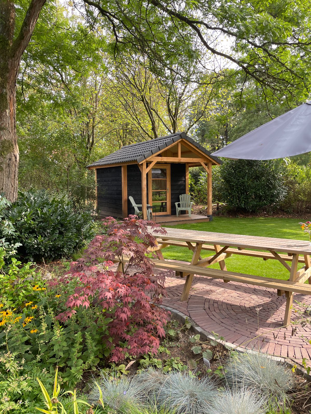 De tuin met tuinhuisje